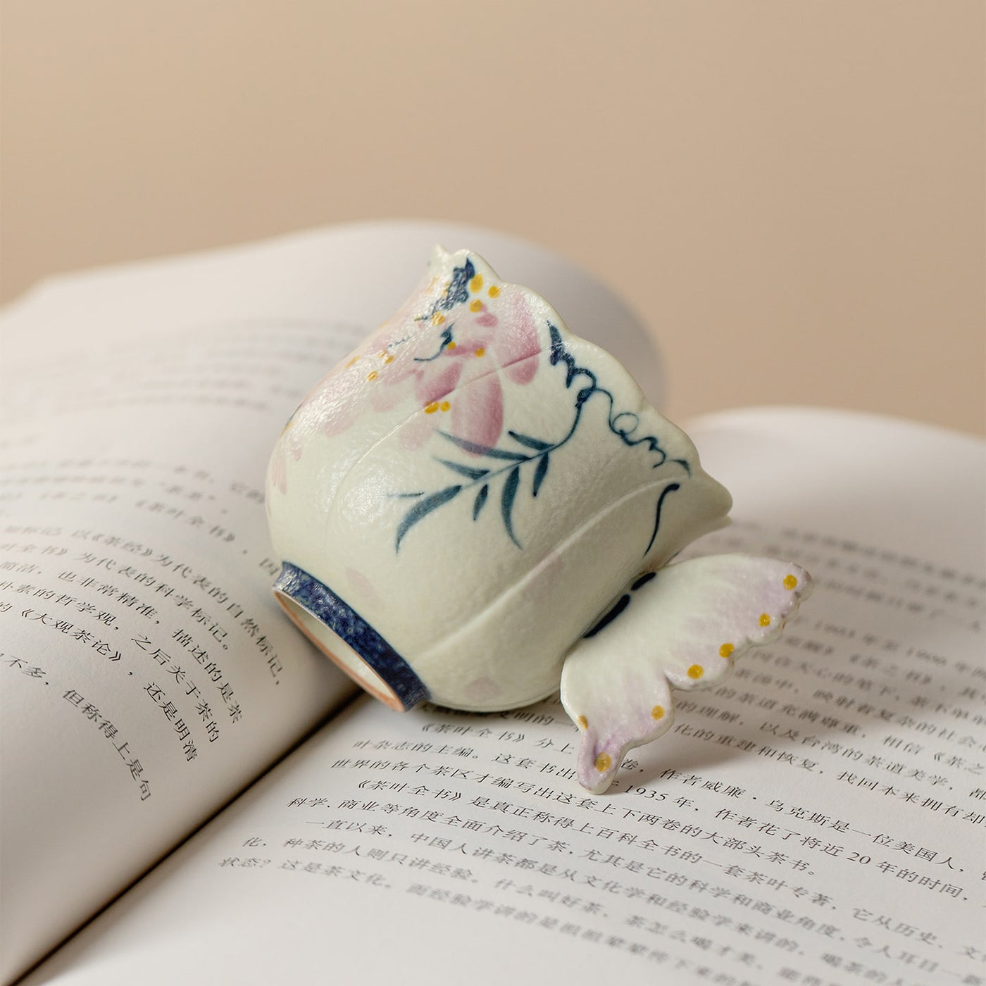 Blue-and-White Iron Red Spring Branch Butterfly Handle Tasting Cup