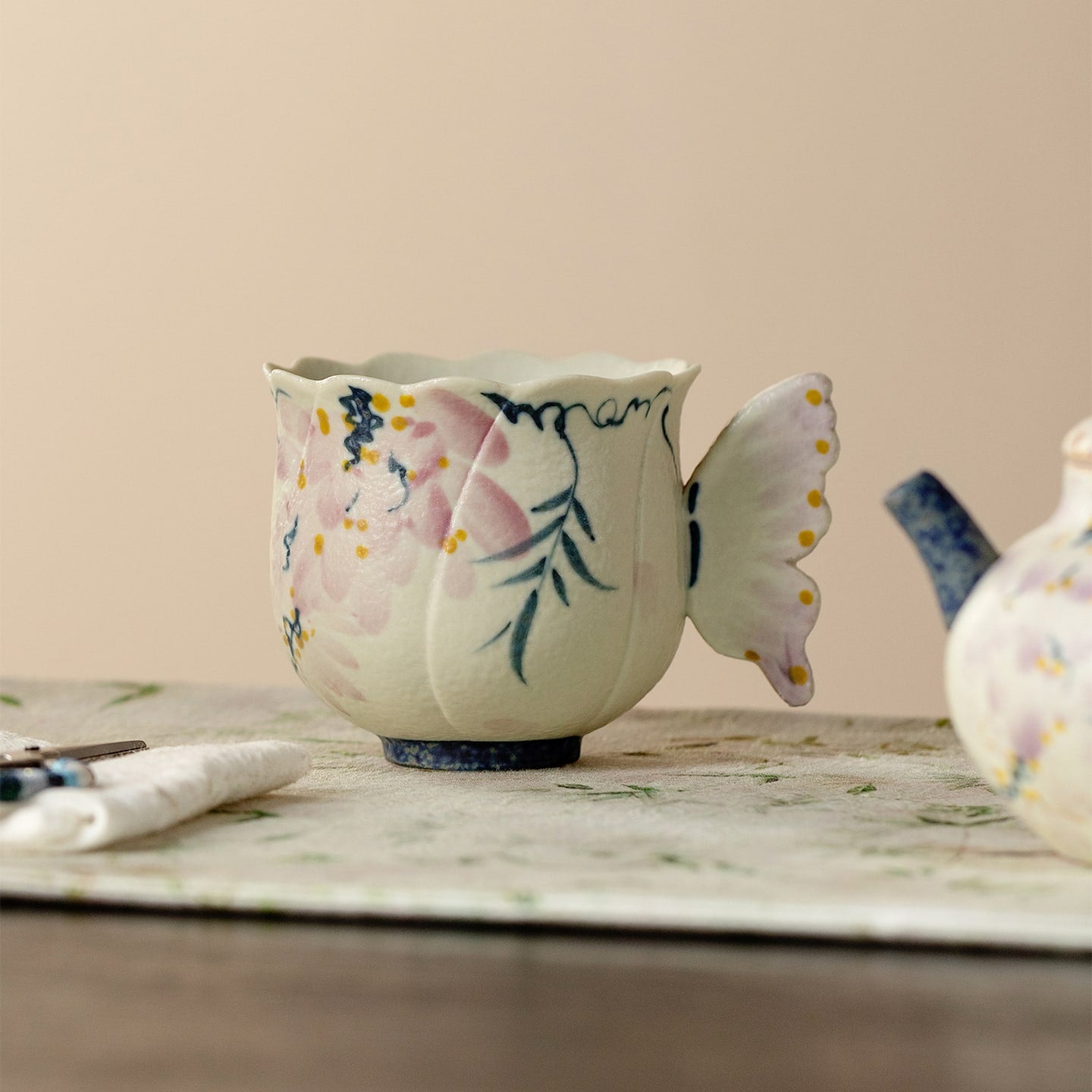 Blue-and-White Iron Red Spring Branch Butterfly Handle Tasting Cup — view 5