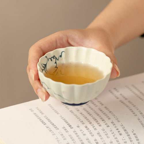 Blue-and-White Iron Red Spring Branch Chrysanthemum Tasting Cup — view 3