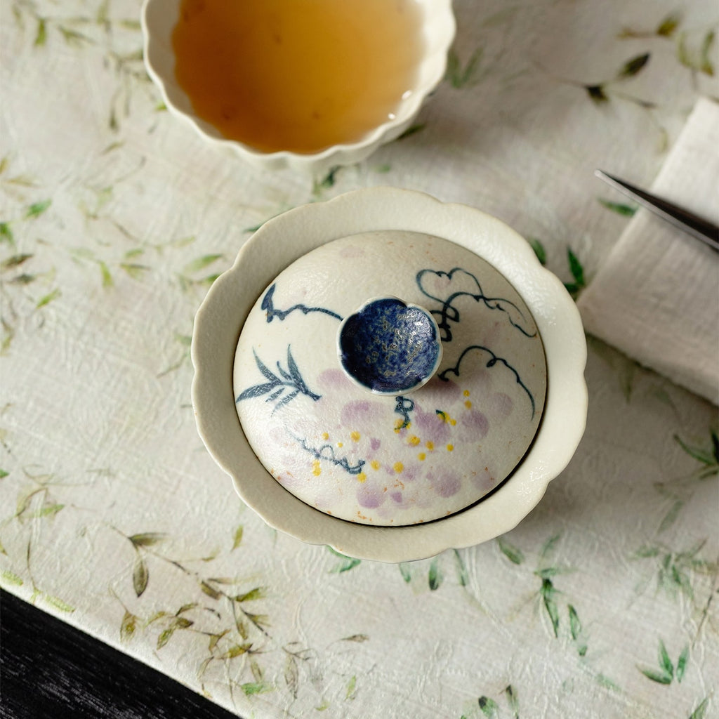 Blue-and-White Iron Red Spring Branch Lotus Flared-Rim Gaiwan — view 5