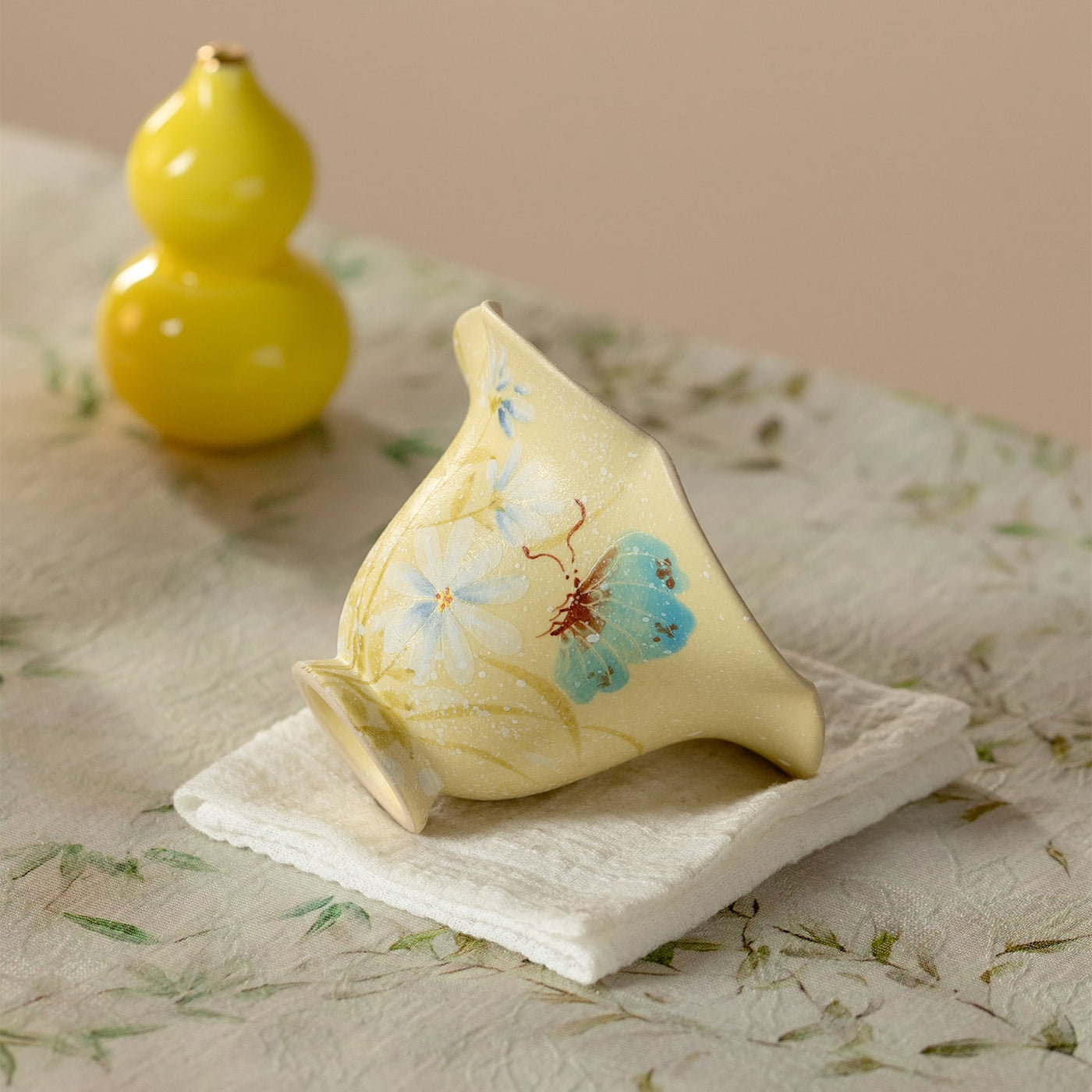 Gardenia Yellow Hand-Painted Daisy Flowing Cloud Petal-Rim Tasting Cup