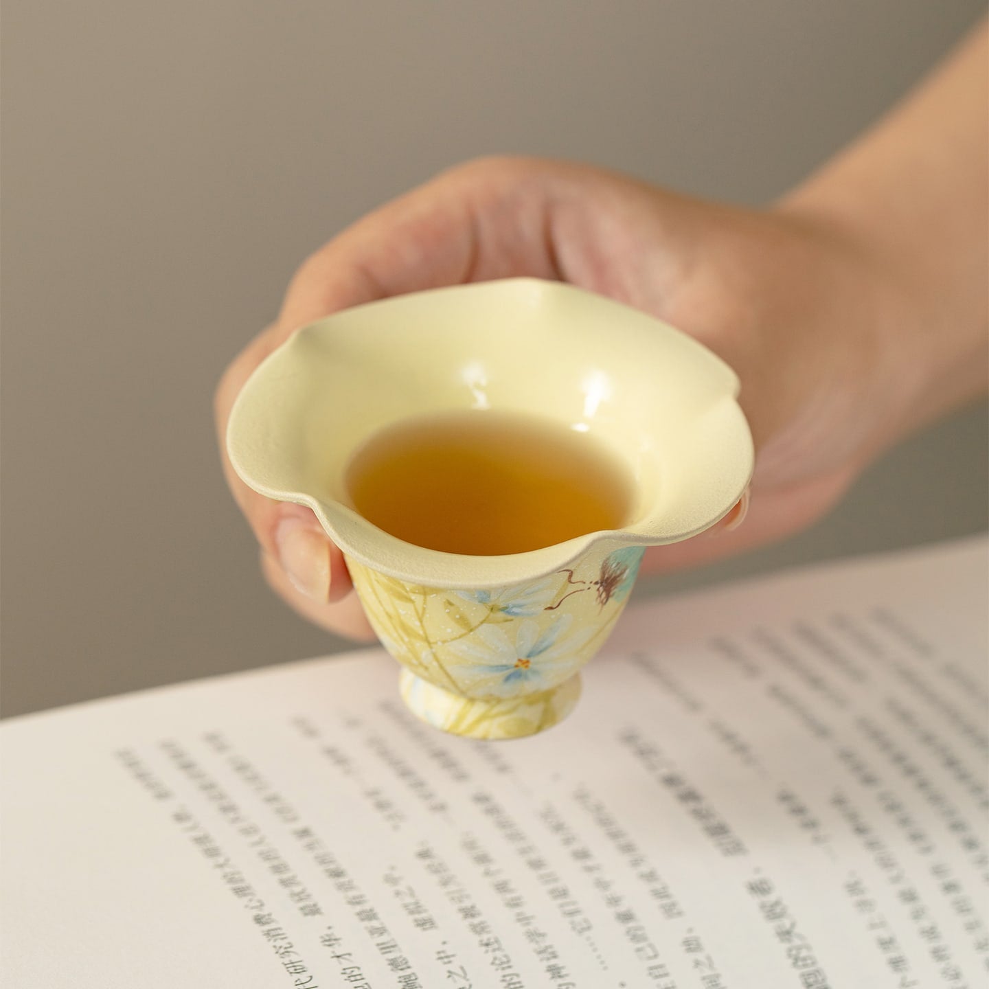 Gardenia Yellow Hand-Painted Daisy Flowing Cloud Petal-Rim Tasting Cup — view 5