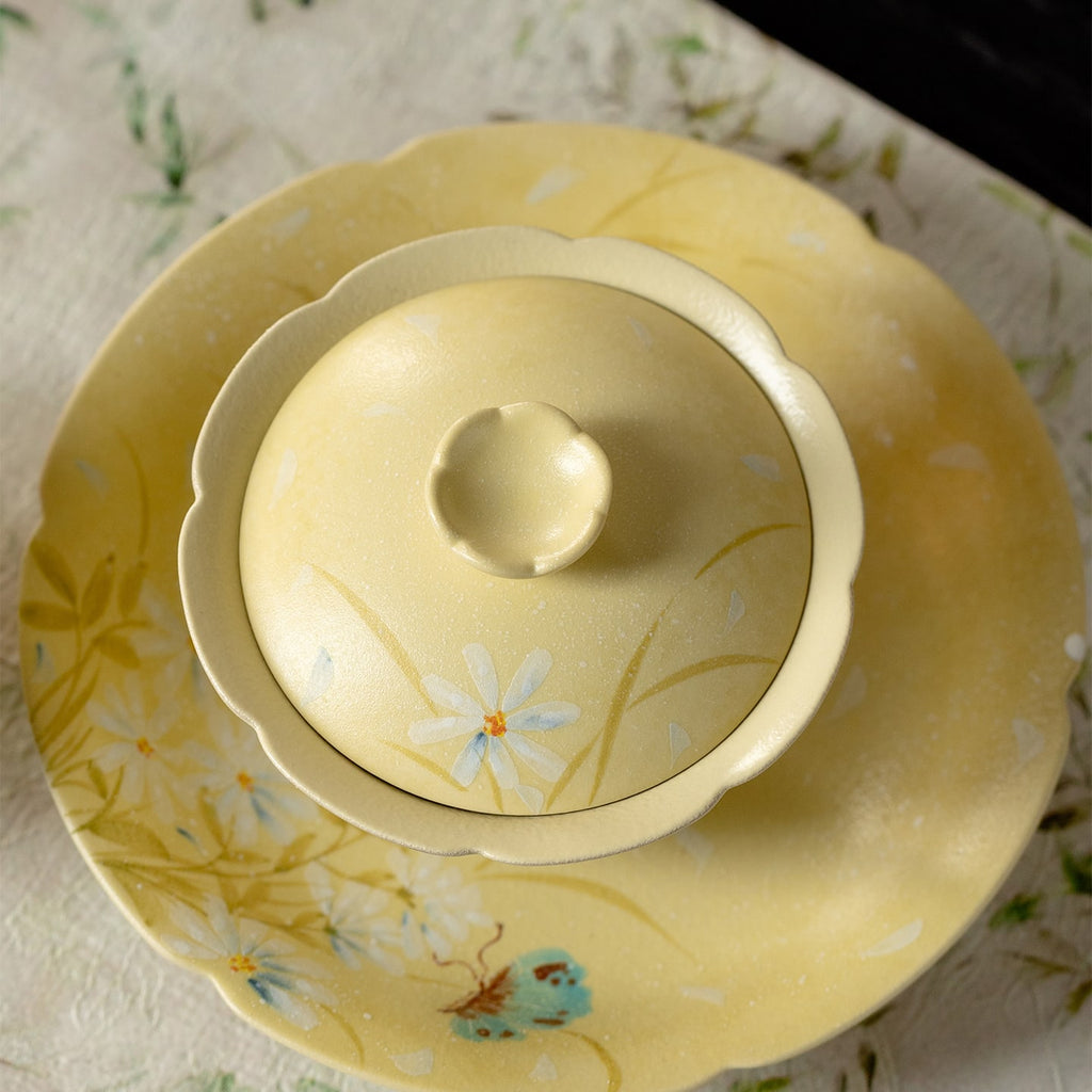 Gardenia Yellow Hand-Painted Daisy High-Footed Petal-Rim Gaiwan — view 5