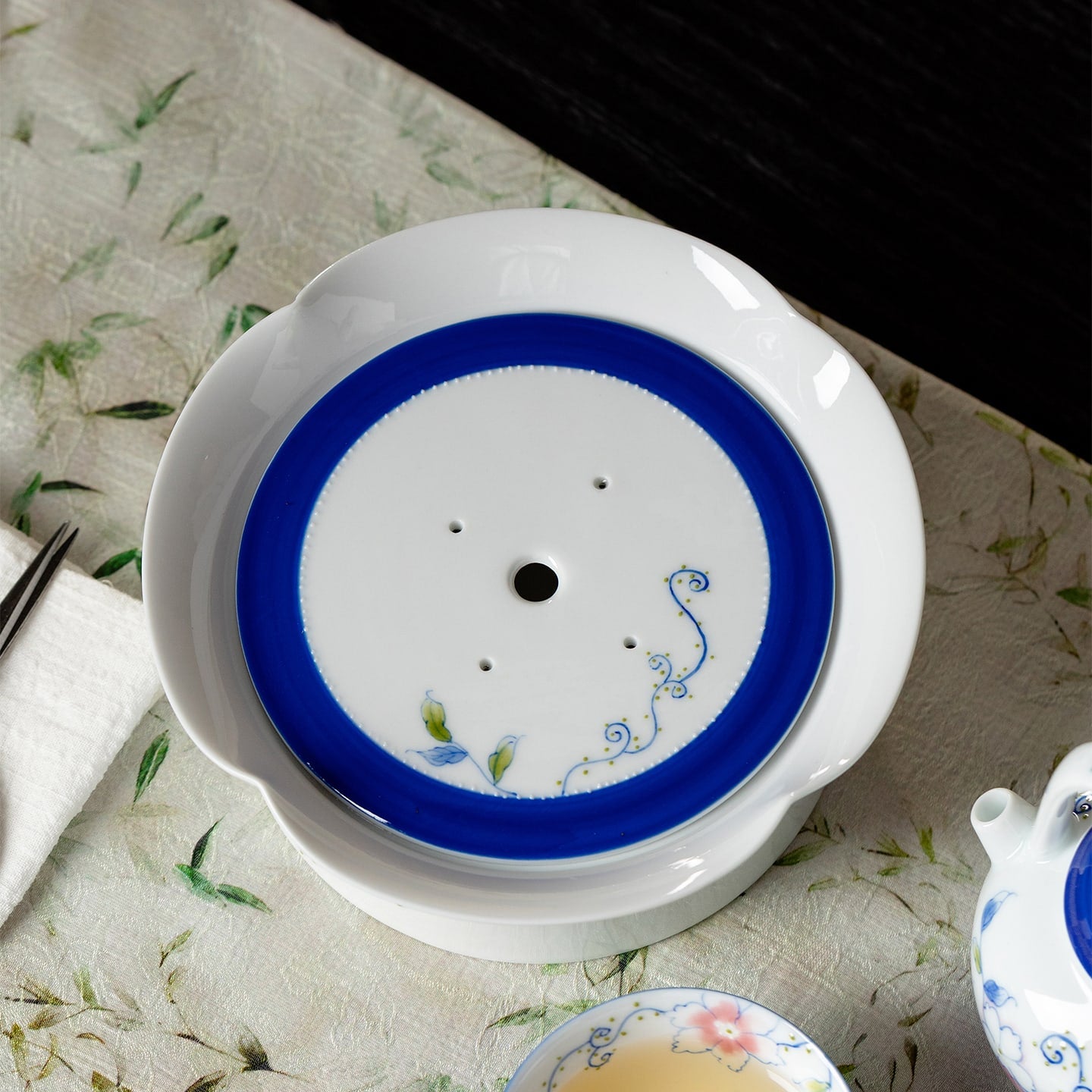 Ivory Clay Blue Floral Tale Suhe Pot Rest