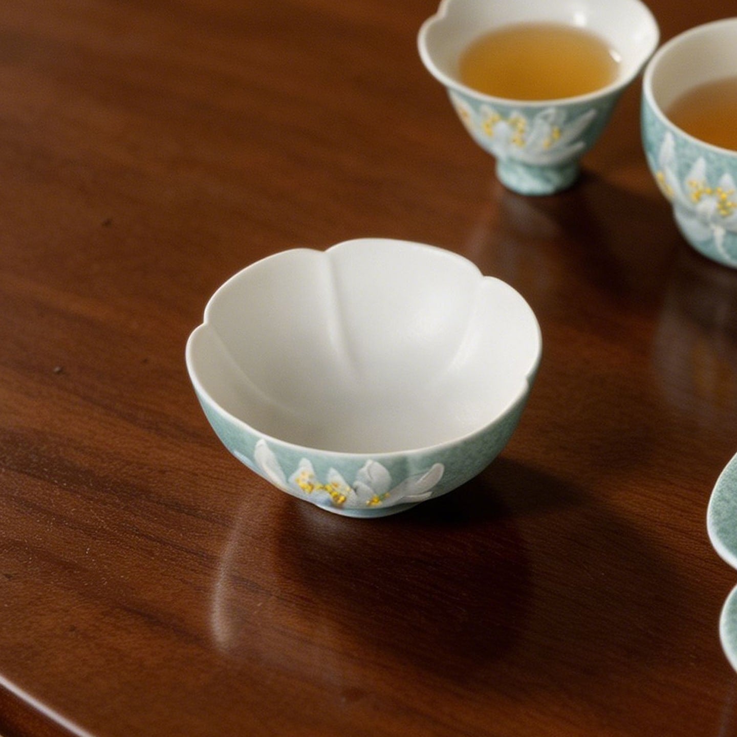 Lake Blue Moonlit White Lotus Wide Petal-Rim Tasting Cup