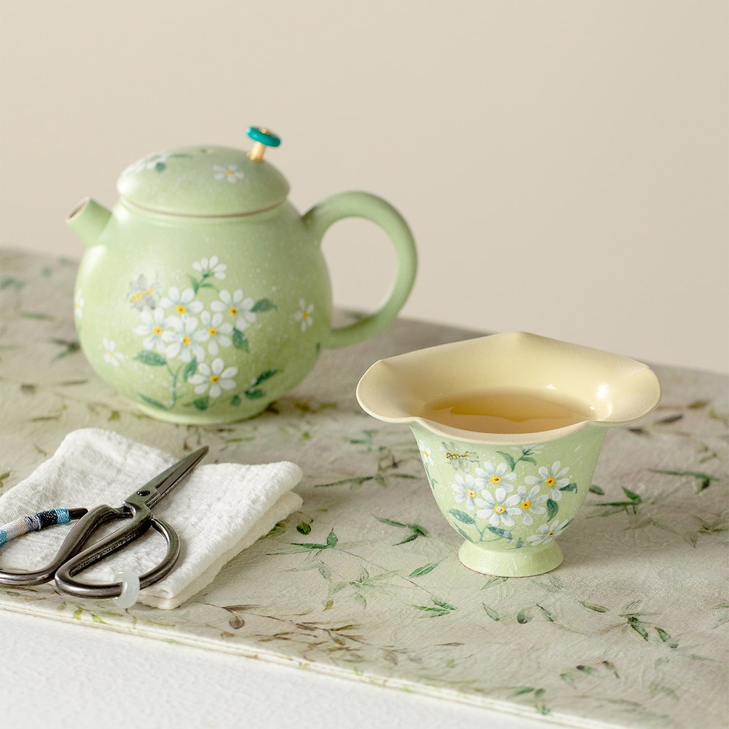 Meadow Green Hand-Painted Daisy Flowing Cloud Petal-Rim Tasting Cup — view 3