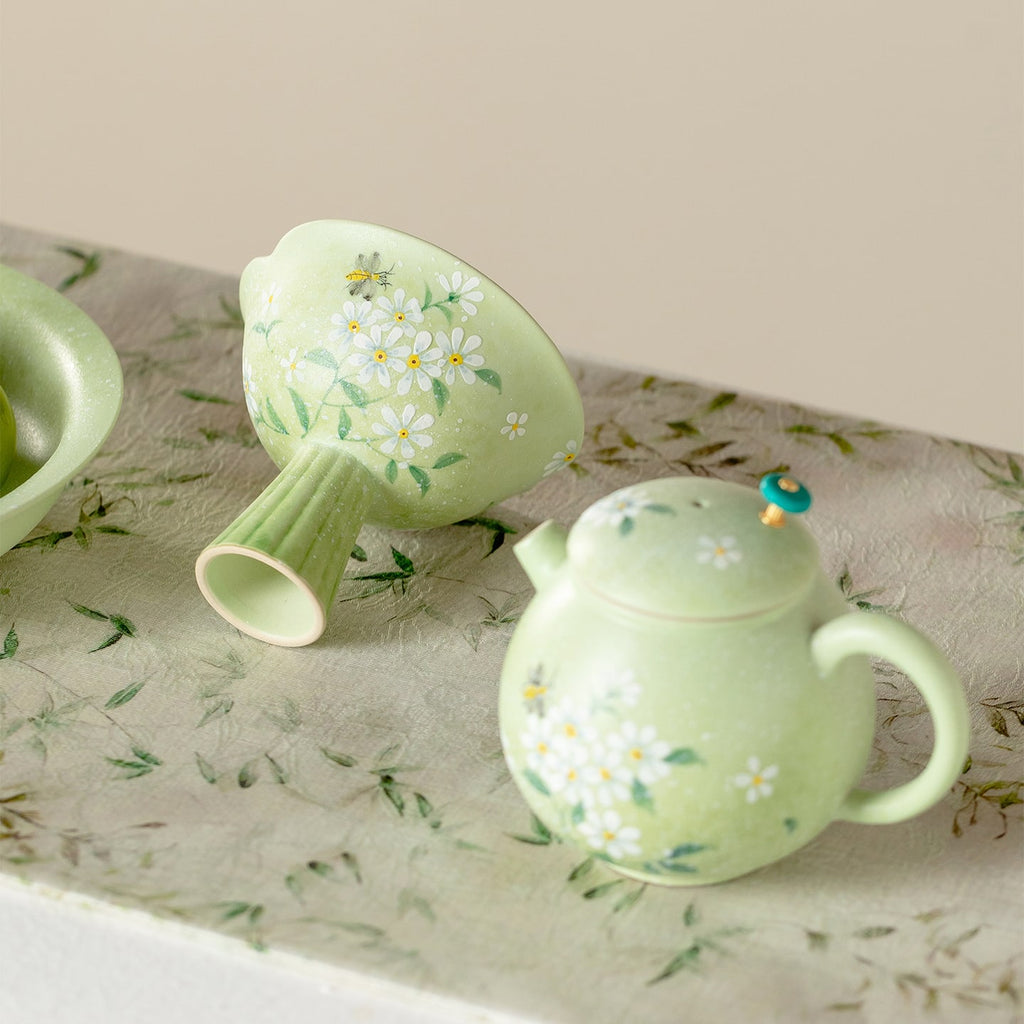 Meadow Green Hand-Painted Daisy High-Footed Flow Tasting Cup — view 3