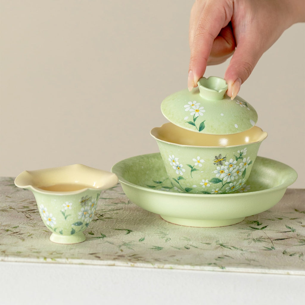 Meadow Green Hand-Painted Daisy High-Footed Petal-Rim Gaiwan — view 5