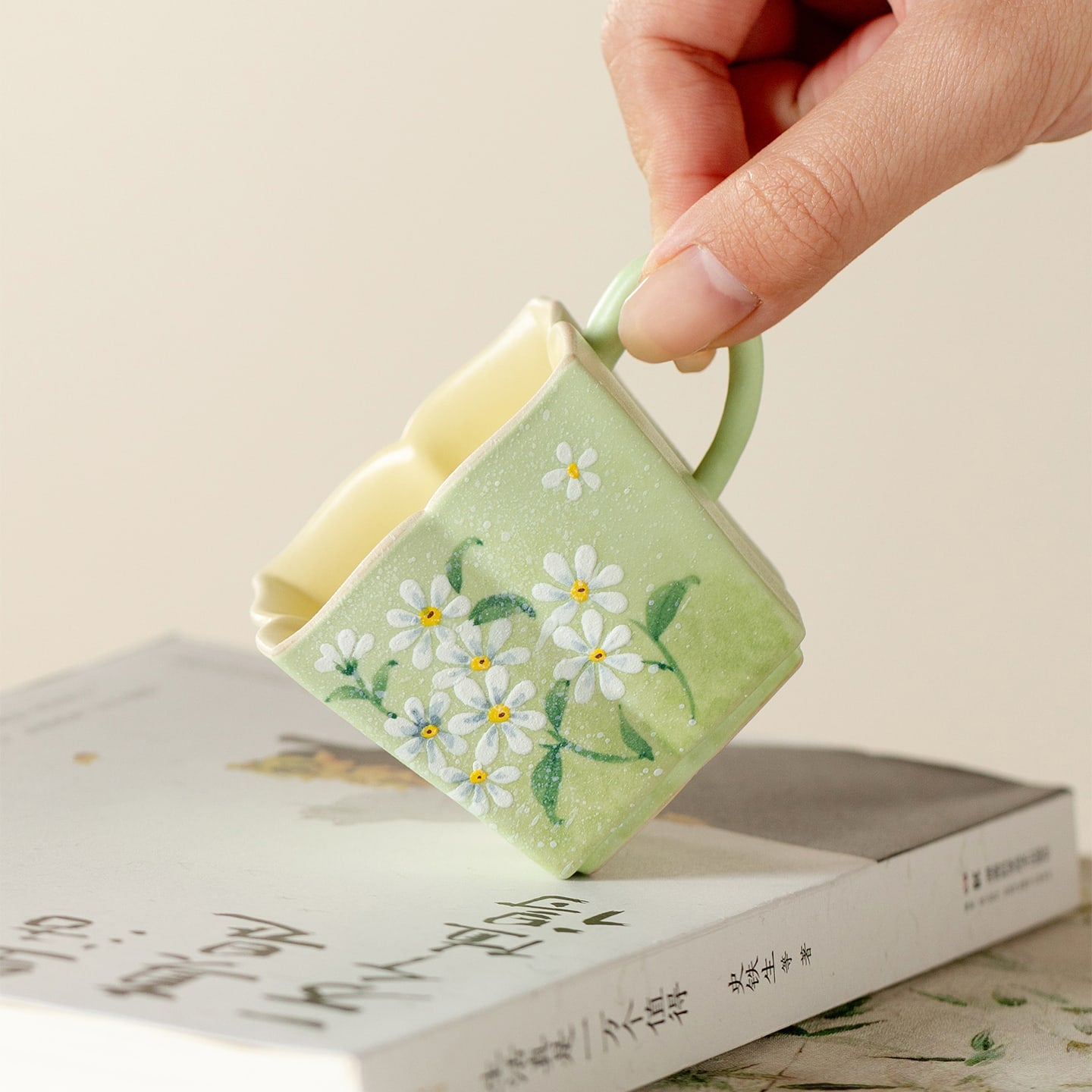 Meadow Green Hand-Painted Daisy Quiet-Frost Handle Tasting Cup