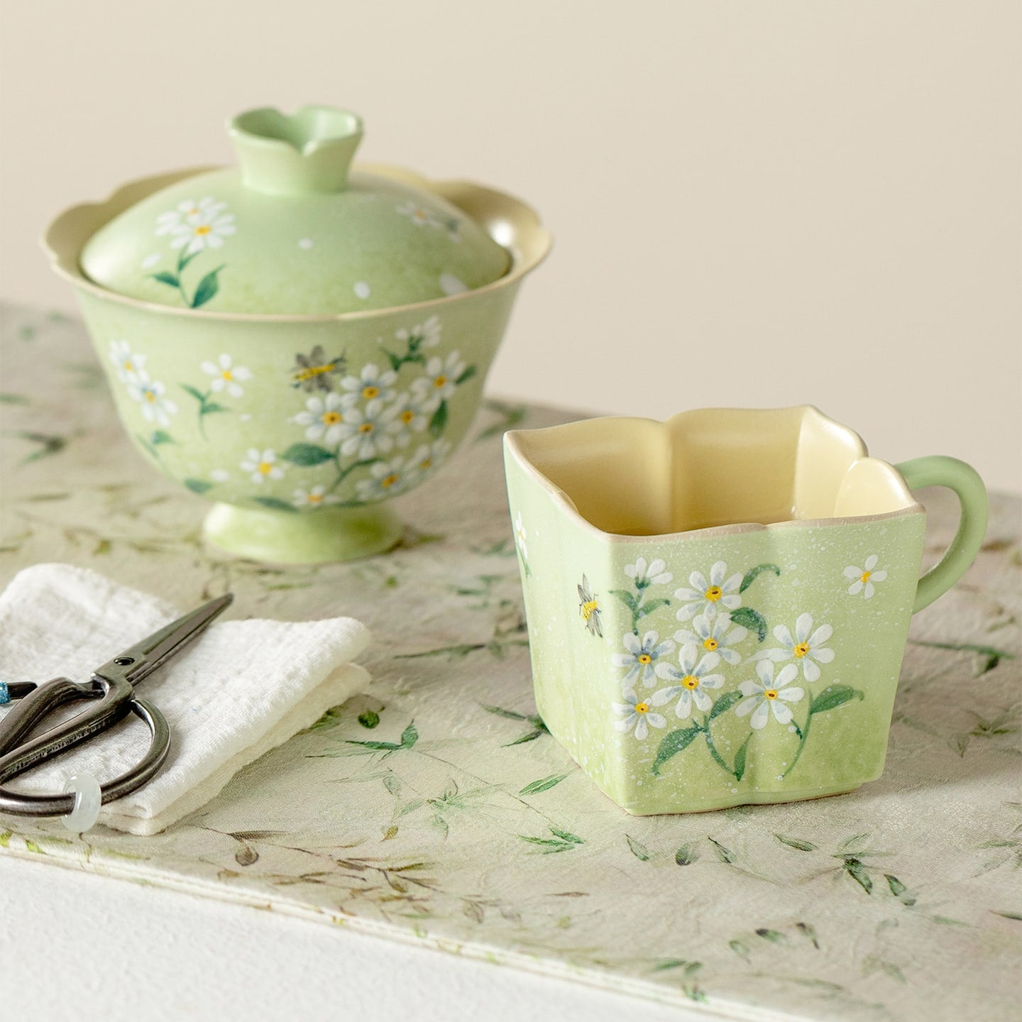Meadow Green Hand-Painted Daisy Quiet-Frost Handle Tasting Cup — view 4