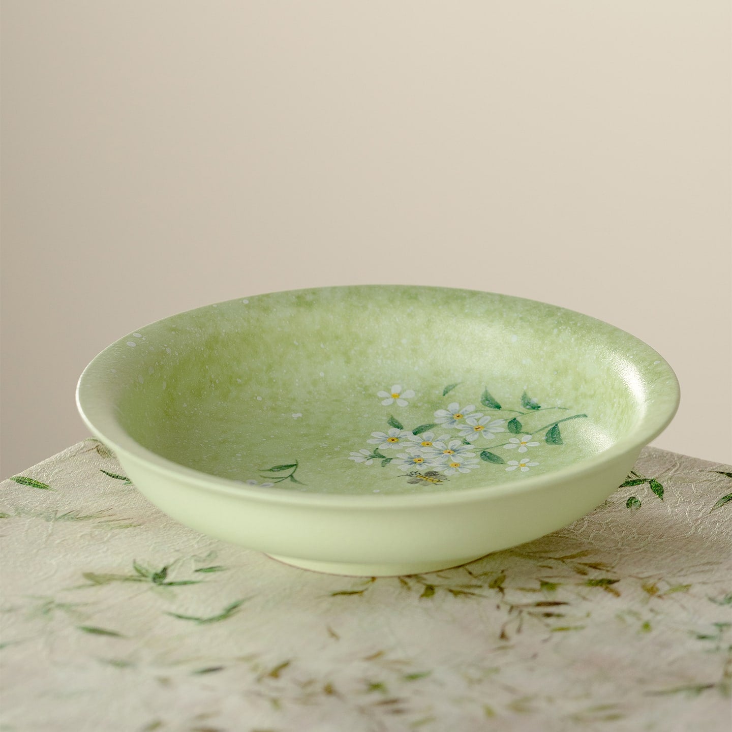 Meadow Green Hand-Painted Daisy Round Harmony Pot Rest — view 3