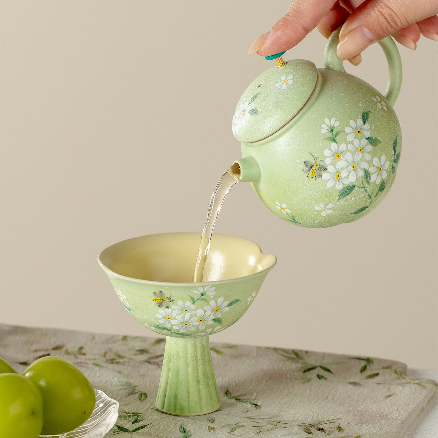 Meadow Green Hand-Painted Daisy Rounded Dumpling Teapot