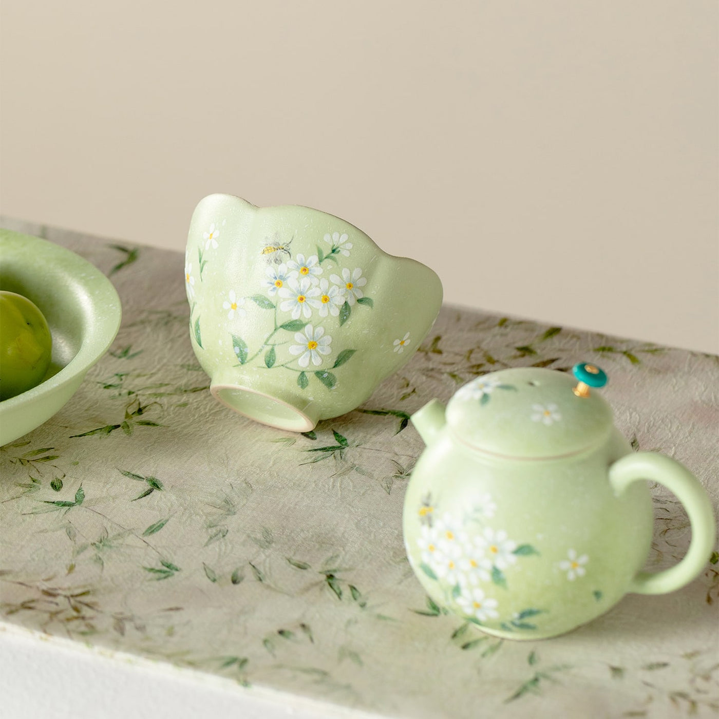 Meadow Green Hand-Painted Daisy Withered Lotus Tasting Cup